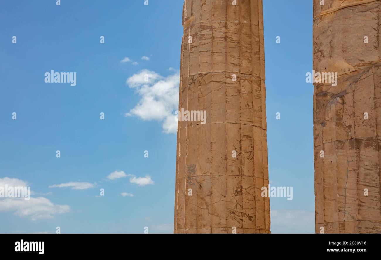 Athènes Acropole, site touristique de la Grèce. Colonnes grecques anciennes piliers à la porte d'entrée de Propylaea vue rapprochée ciel bleu, jour de printemps ensoleillé. Banque D'Images