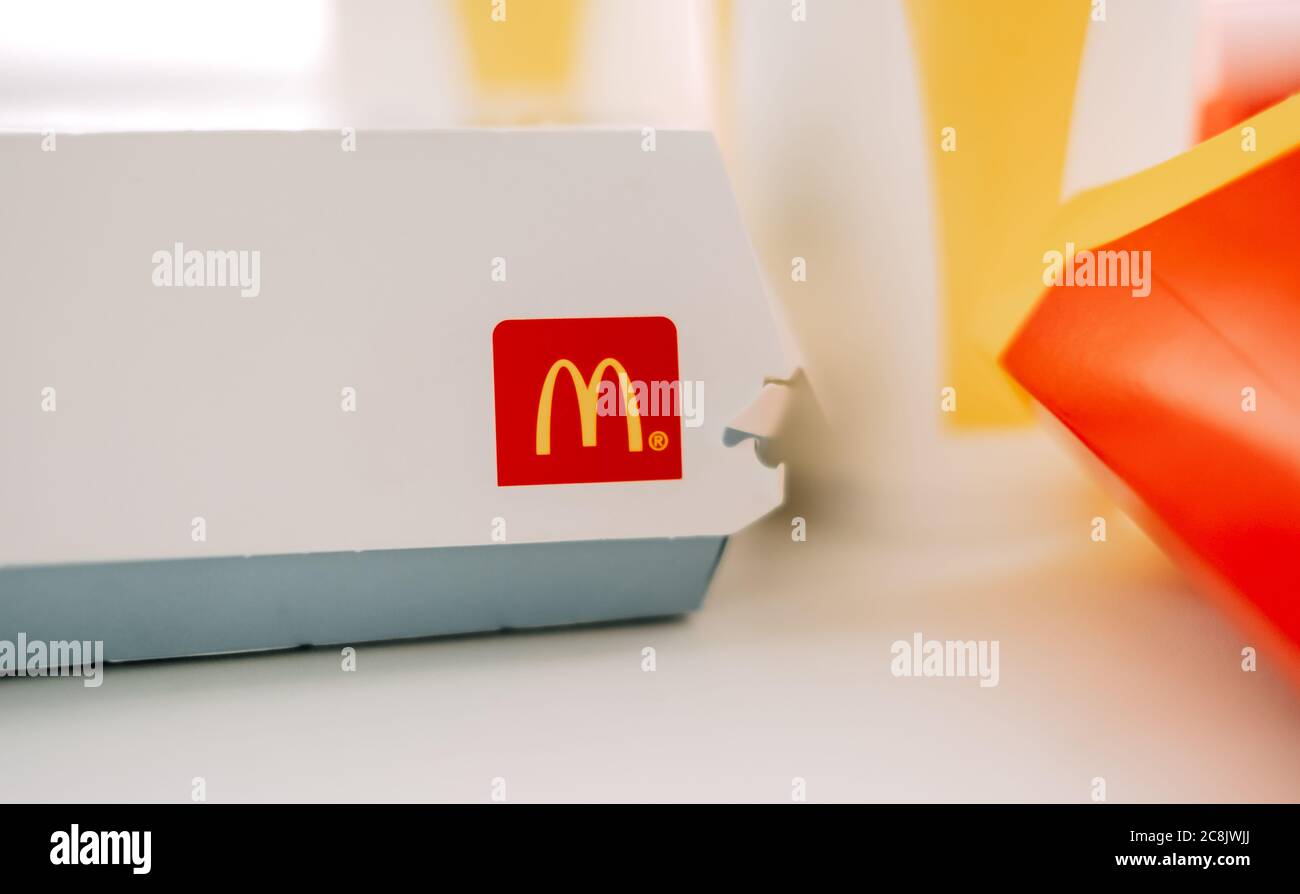 Logo McDonald's sur les boîtes de production de l'entreprise. Gros plan Banque D'Images