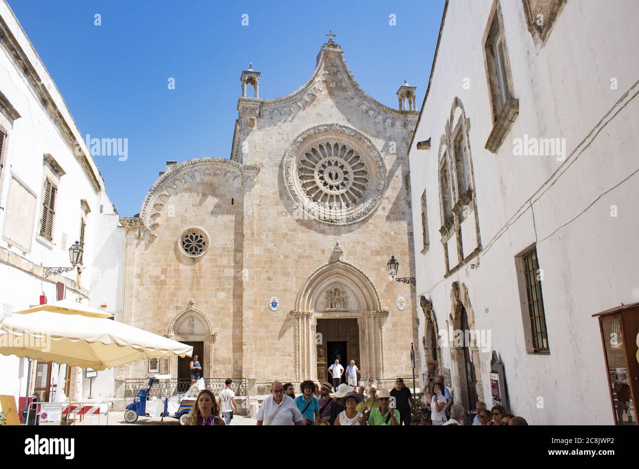Vieille ville d'Ostuni pendant une journée ensoleillée, le village blanc. C'est une destination touristique à Puglia en été. Banque D'Images