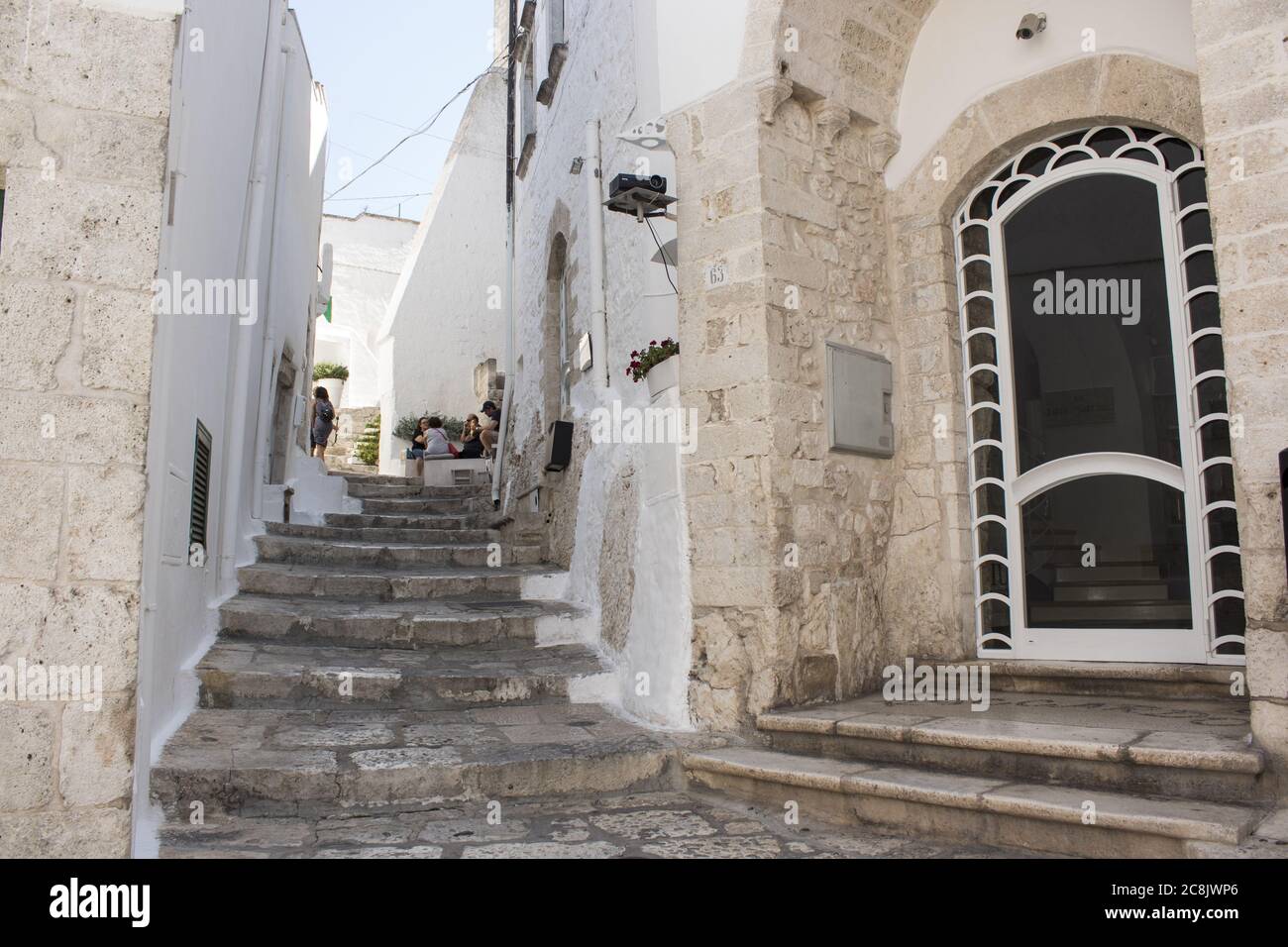 Vieille ville d'Ostuni pendant une journée ensoleillée, le village blanc. C'est une destination touristique à Puglia en été. Banque D'Images