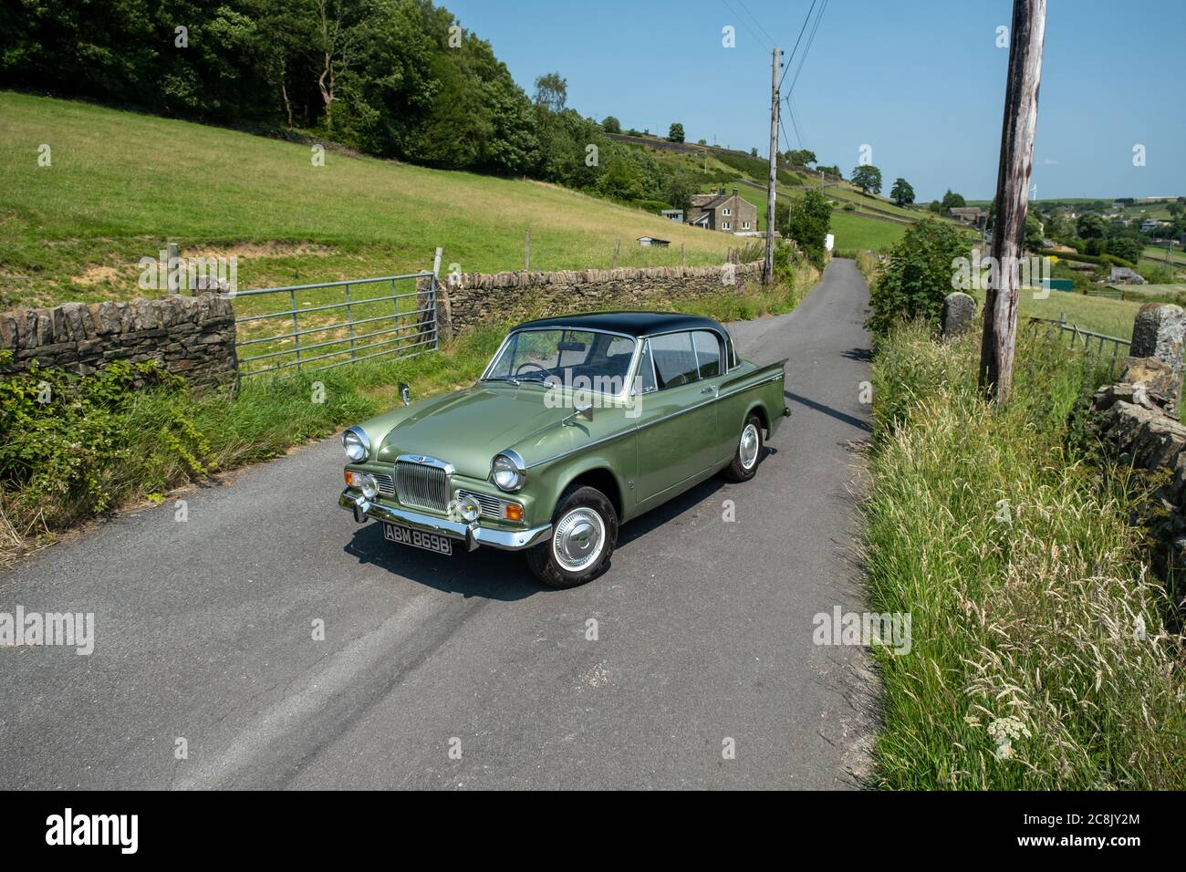 1964 Sunbeam Rapier MkIV a garé omn une voie de campagne au soleil au-dessus de Holmfirth, West Yorkshire, Angleterre Banque D'Images