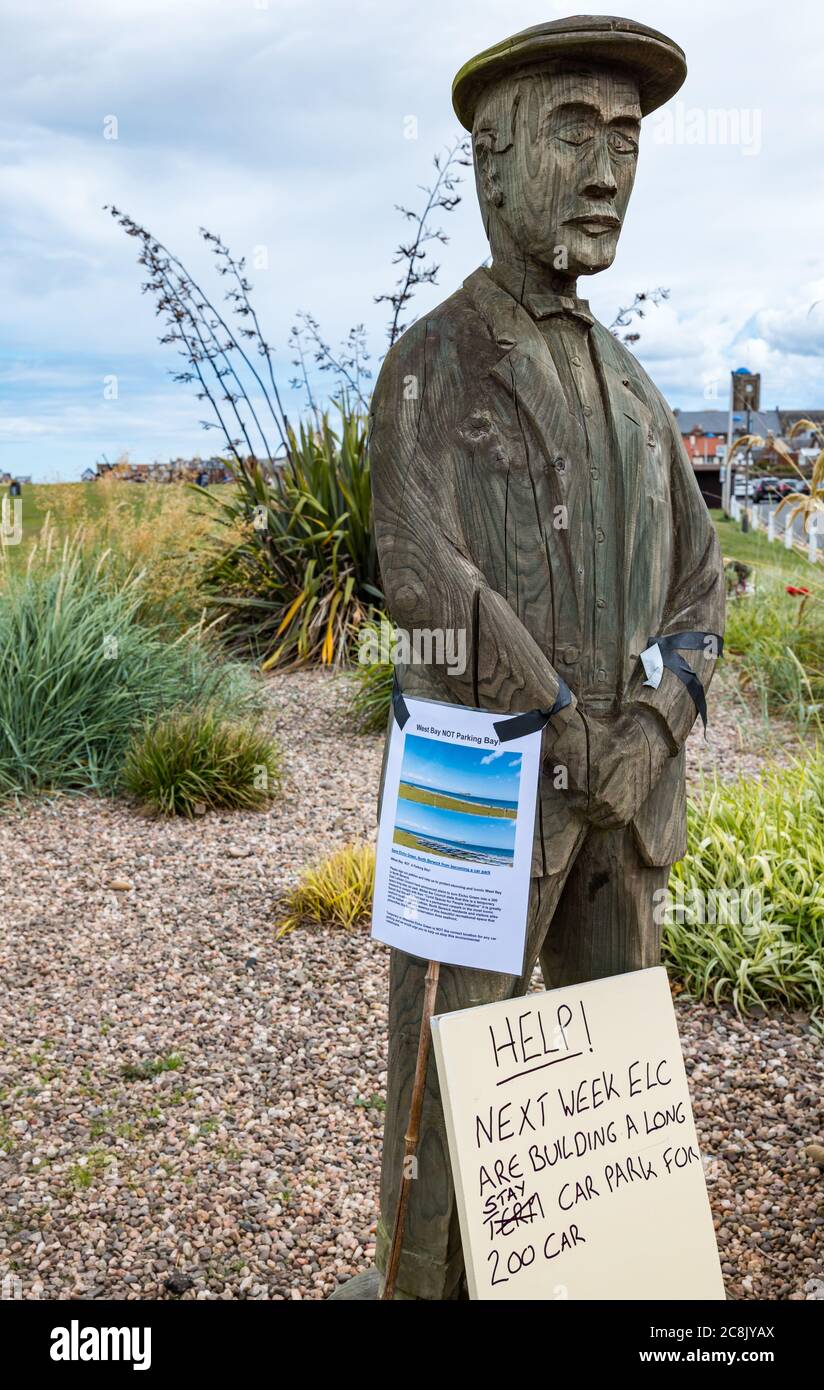 Statue de Ben Sayers, joueur de golf du XIXe siècle, et avis de campagne locale s'opposant au plan de parc automobile du conseil, North Berwick, East Lothian, Écosse, Royaume-Uni Banque D'Images
