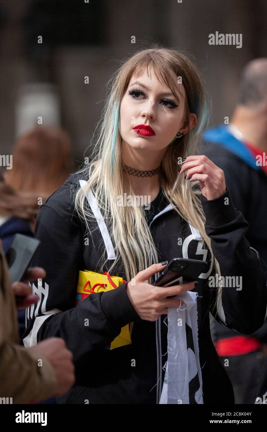 Une jeune femme, vêtue de maquillage, attend devant les cours royales de justice pendant le procès de diffamation de Johnny Depp contre le Soleil Banque D'Images