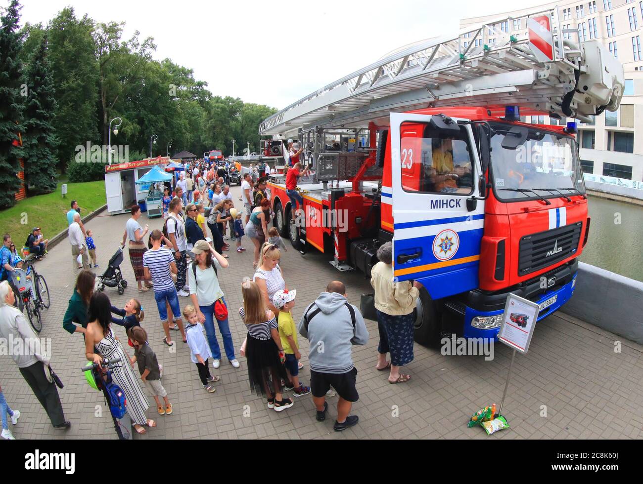 Minsk, Bélarus. 25 juillet 2020. Les gens participent à un événement qui contribue à sensibiliser le public à la prévention des incendies à Minsk, au Bélarus, le 25 juillet 2020. Credit: Henadz Zhinkov/Xinhua/Alamy Live News Banque D'Images