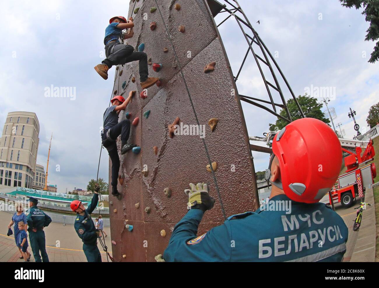 Minsk, Bélarus. 25 juillet 2020. Les gens participent à un événement qui contribue à sensibiliser le public à la prévention des incendies à Minsk, au Bélarus, le 25 juillet 2020. Credit: Henadz Zhinkov/Xinhua/Alamy Live News Banque D'Images