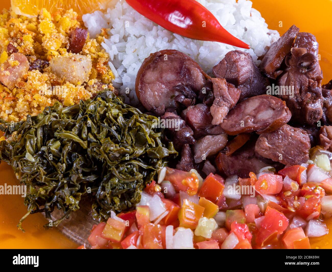 Plat avec feijoada, cuisine brésilienne typique. Banque D'Images