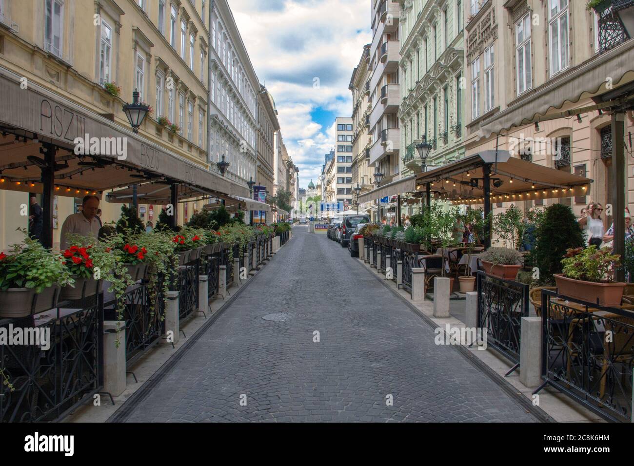 Budapest, Hongrie - 19 juillet 2016 : rue calme et charmante à Budapest avec beaucoup de cafés Banque D'Images