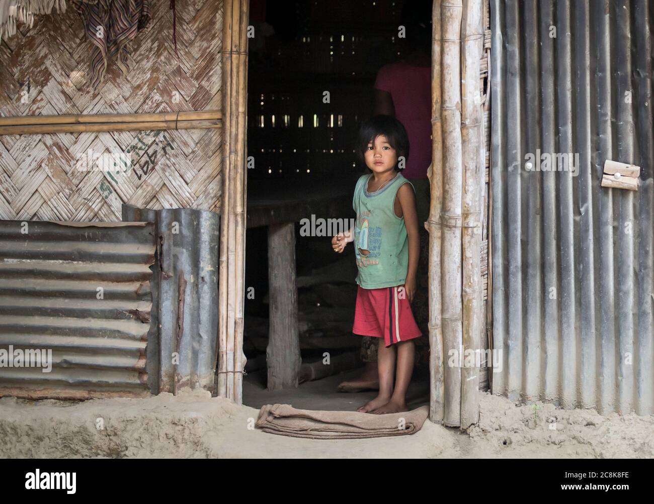 Chittagong, Bangladesh, 25 février 2016 : enfant bangladais à la maison dans la zone rurale du pays Banque D'Images