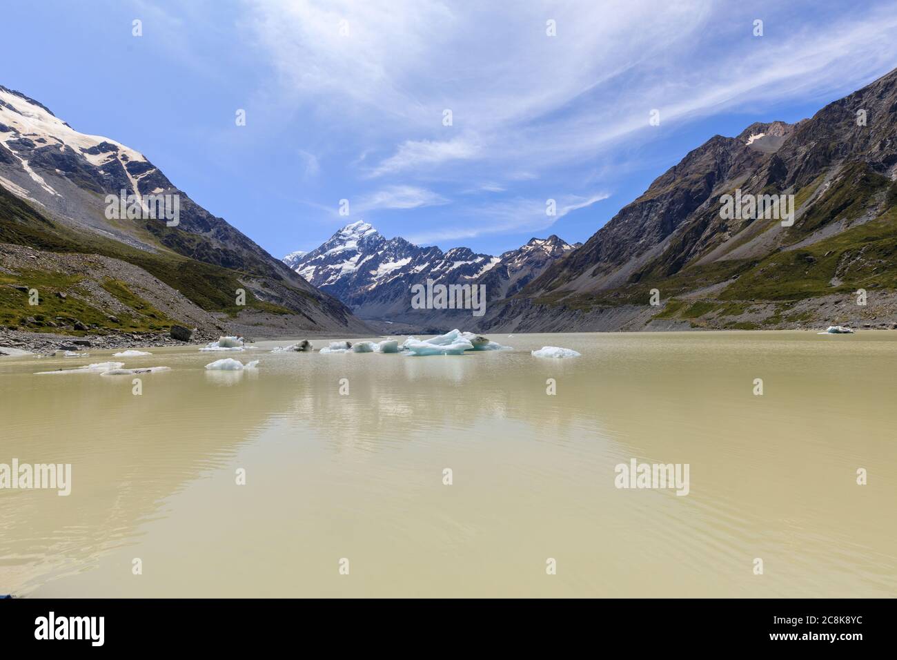 Hooker Lake en premier plan avec glace glaciaire flottant en elle et Mt Cook au-delà. Banque D'Images