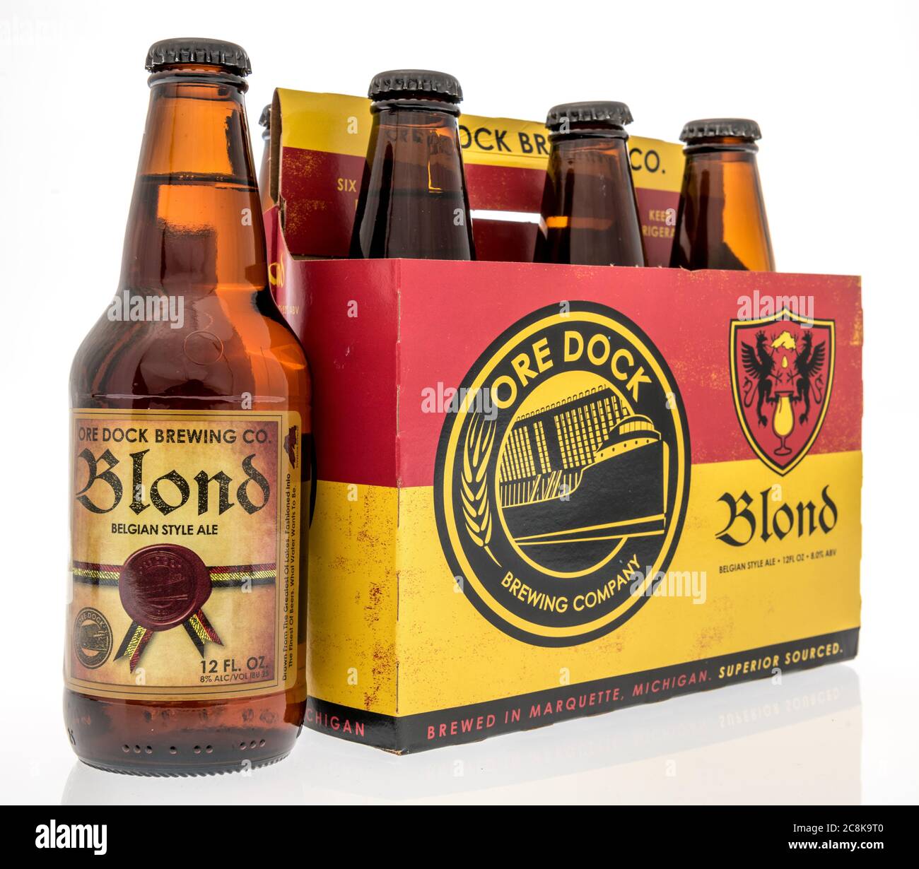 Winneconne, WISCONSIN - 12 juillet 2020 : six packs de bière blonde de style belge à l'Ore sur un fond isolé Banque D'Images