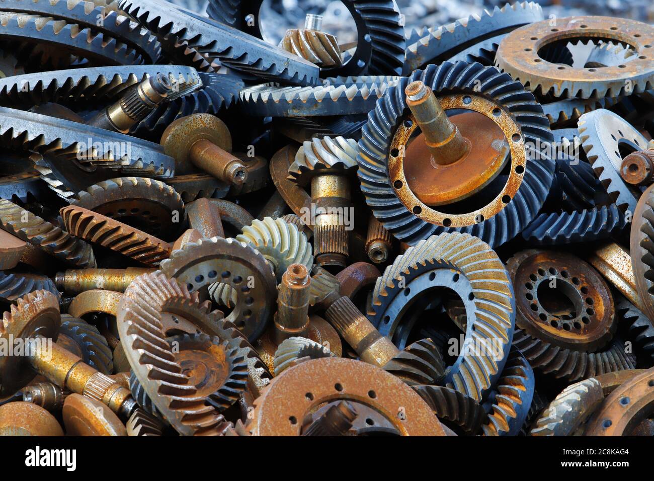 Image plein cadre d'un tas de pièces de boîte de vitesses mises au rebut de l'industrie automobile. Banque D'Images