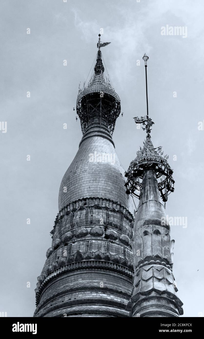 Ton frais noir et blanc des chapeaux de stupas à la pagode Shwedagon, Yangon, Myanmar Banque D'Images