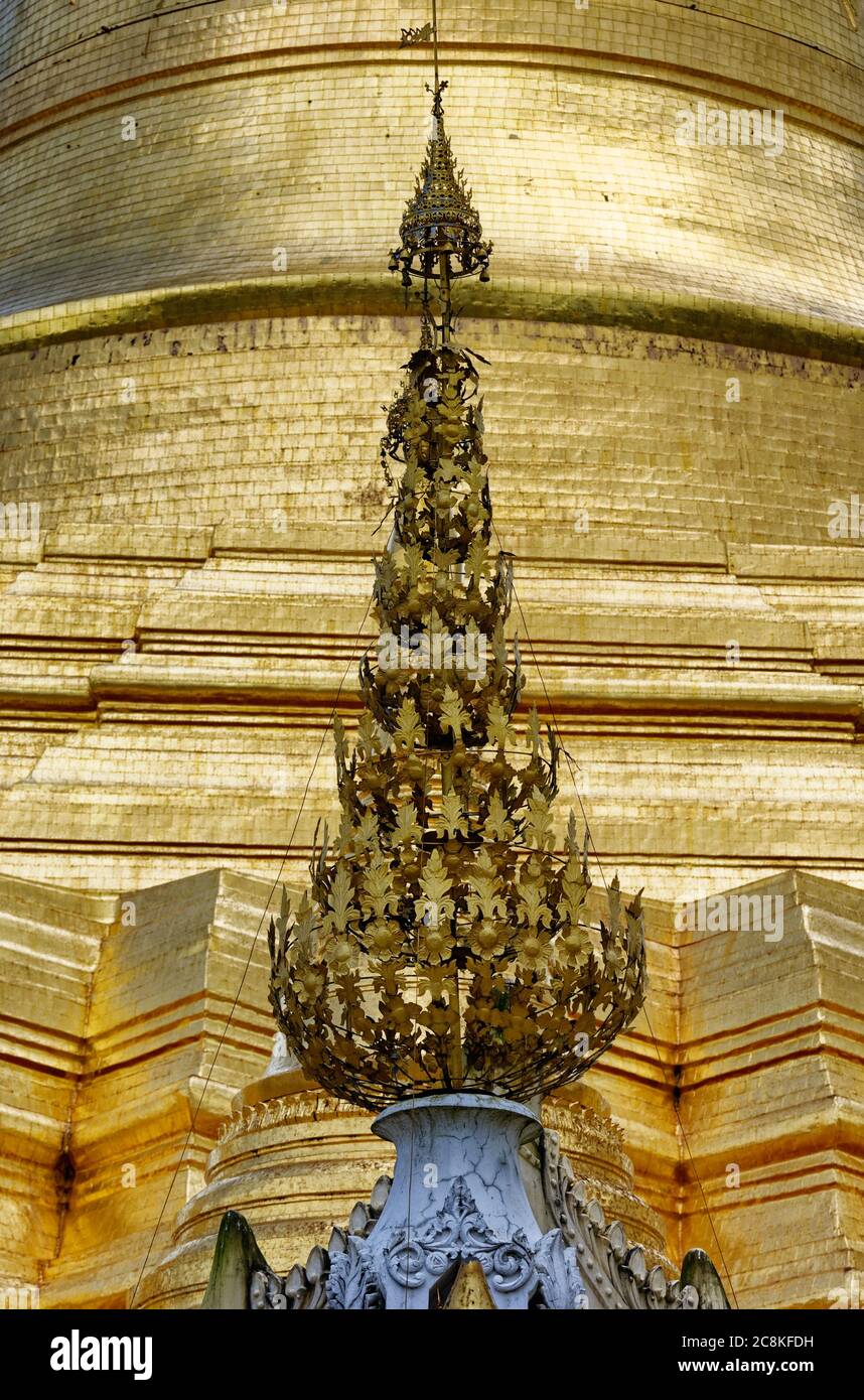 Stupa et divers décors avant la base dorée de la Pagode Shwedagon, Yangon, Myanmar, officiellement Birmanie Banque D'Images