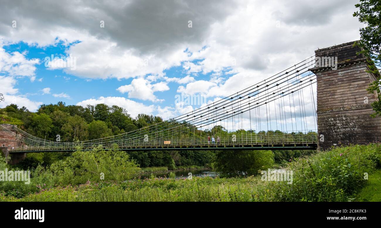 Pont suspendu Union, pont en chaîne de fer forgé de 200 ans, frontière anglaise écossaise au-dessus de River Tweed, Royaume-Uni Banque D'Images