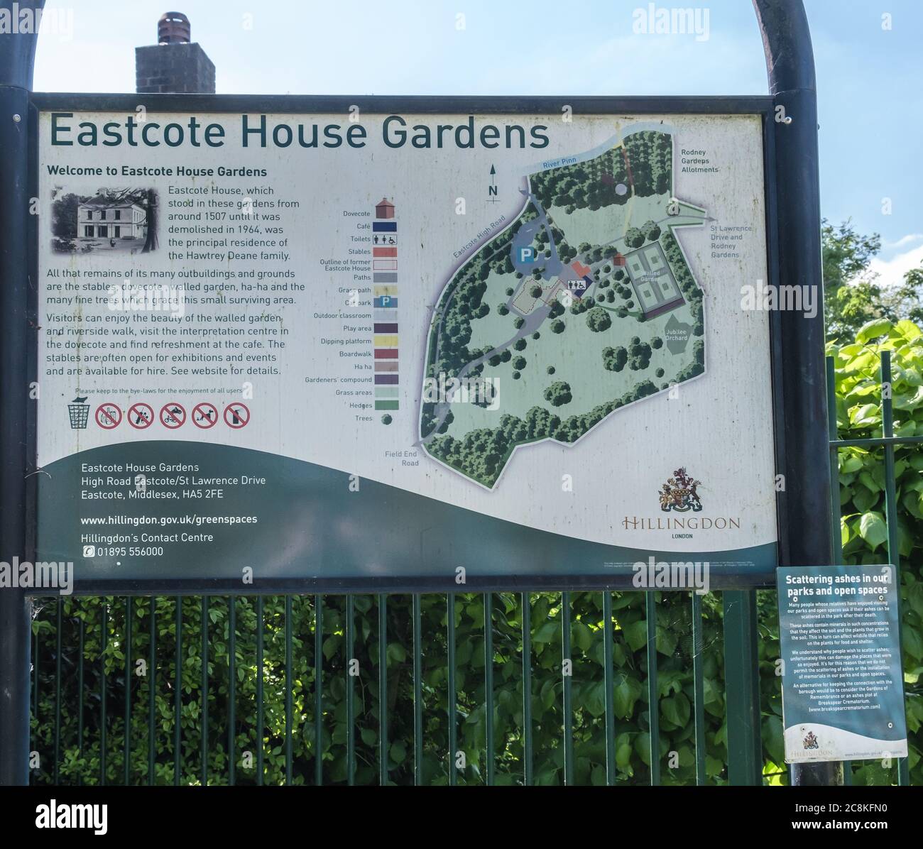 Signalisation pour Eastcote House Gardens, zone de parc public à Eastcote, dans le quartier de Hillingdon. Banque D'Images