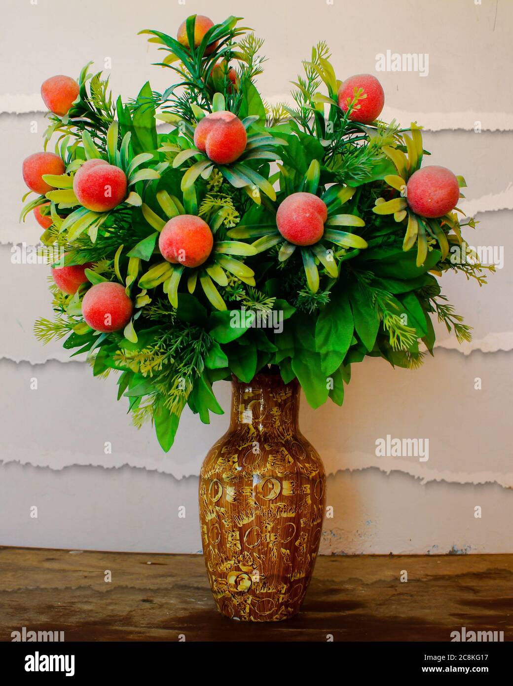 Encore la vie avec de belles fleurs dans un pot de fleurs sur une table en bois Banque D'Images