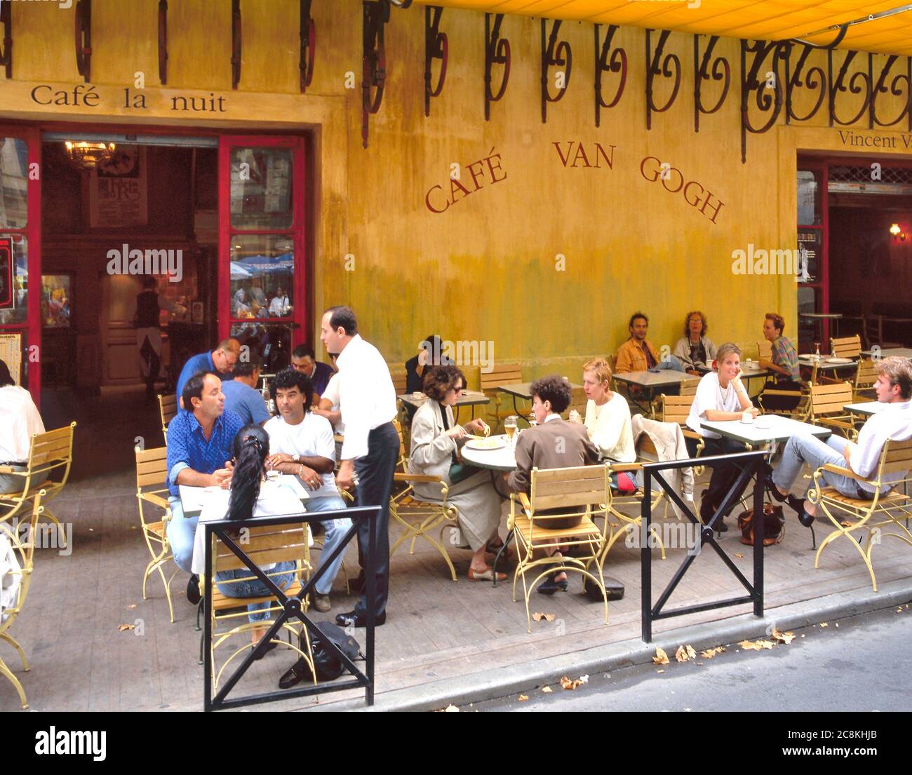 Arles, France - 25 juillet 2017 : café Van Gogh à la place du Forum à Arles. Provence, France. C'est la même terrasse de café que Vincent van Gogh a peinte Banque D'Images