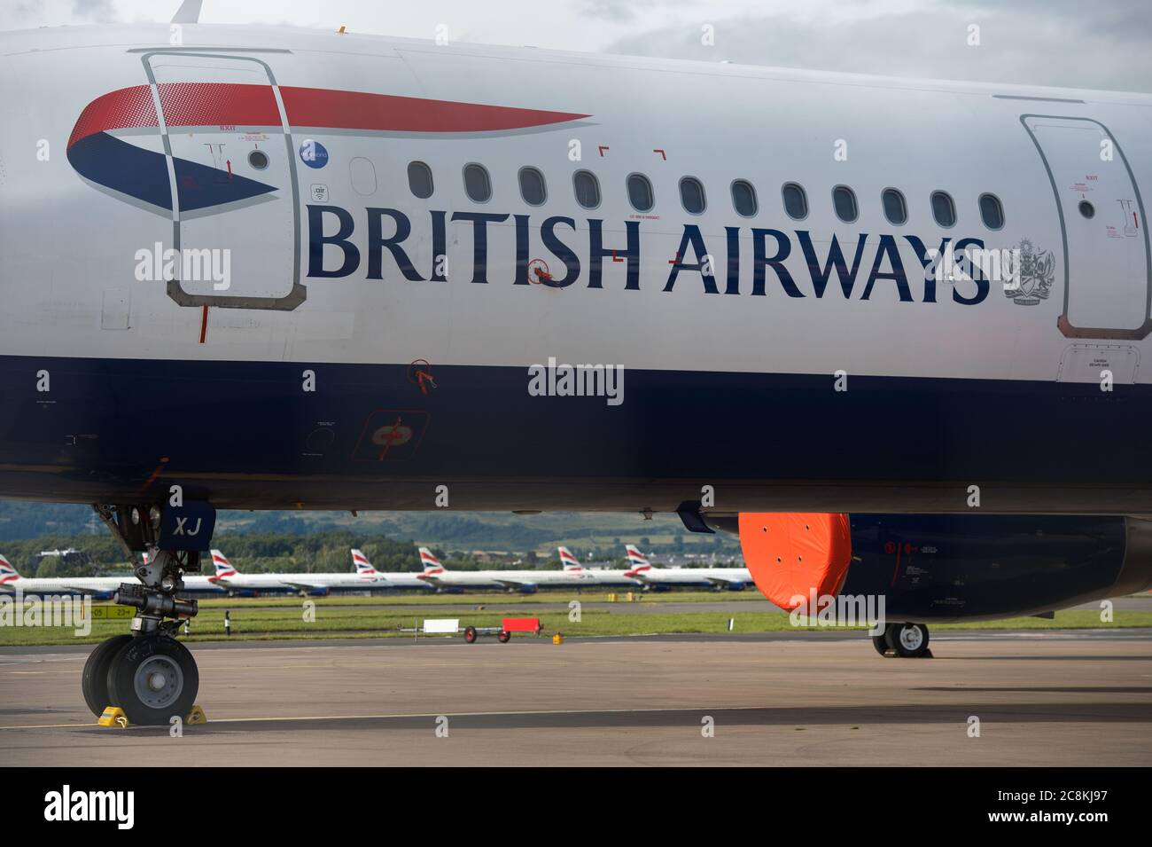 Glasgow, Écosse, Royaume-Uni. 21 juillet 2020. Photo : les Airbus A319/A320/A321 de British Airways (BA) sont installés sur la deuxième piste de l'aéroport de Glasgow en attendant leur sort de vente ou de mise en stock. Depuis mars, ces avions sont inactifs sur le tarmac des aéroports, doe à la crise mondiale du coronavirus (COVID19). Crédit : Colin Fisher/Alay Live News. Banque D'Images