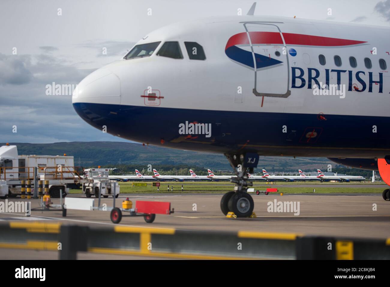 Glasgow, Écosse, Royaume-Uni. 21 juillet 2020. Photo : les Airbus A319/A320/A321 de British Airways (BA) sont installés sur la deuxième piste de l'aéroport de Glasgow en attendant leur sort de vente ou de mise en stock. Depuis mars, ces avions sont inactifs sur le tarmac des aéroports, doe à la crise mondiale du coronavirus (COVID19). Crédit : Colin Fisher/Alay Live News. Banque D'Images