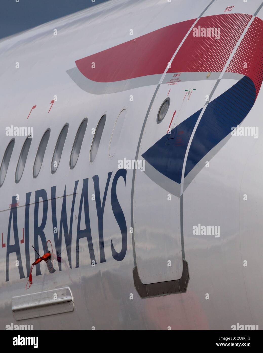 Glasgow, Écosse, Royaume-Uni. 21 juillet 2020. Photo : les Airbus A319/A320/A321 de British Airways (BA) sont installés sur la deuxième piste de l'aéroport de Glasgow en attendant leur sort de vente ou de mise en stock. Depuis mars, ces avions sont inactifs sur le tarmac des aéroports, doe à la crise mondiale du coronavirus (COVID19). Crédit : Colin Fisher/Alay Live News. Banque D'Images