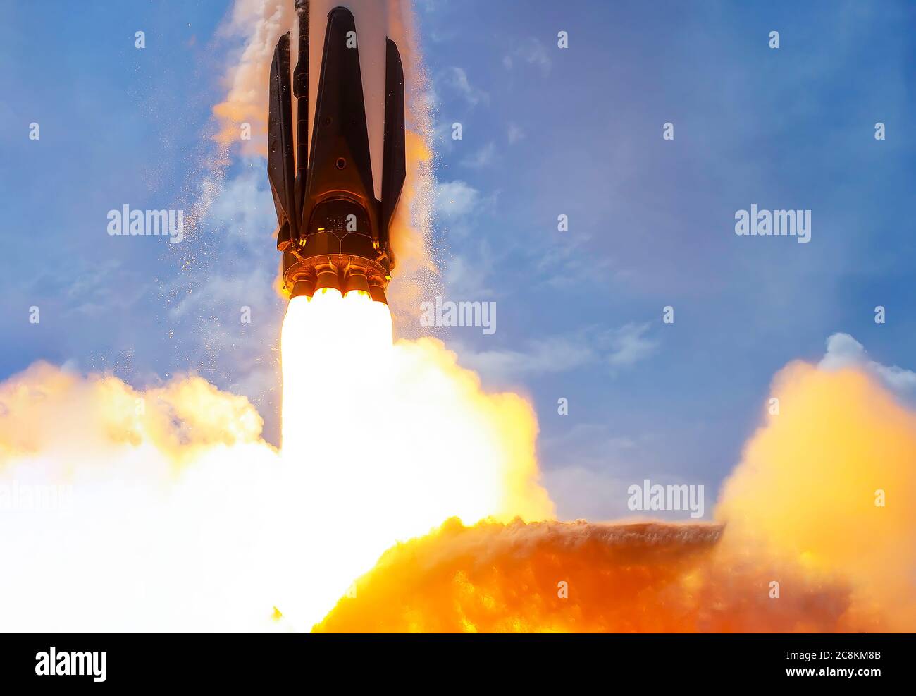 Lancer une fusée de près contre le ciel bleu. Des éléments de cette image ont été fournis par la NASA. Banque D'Images