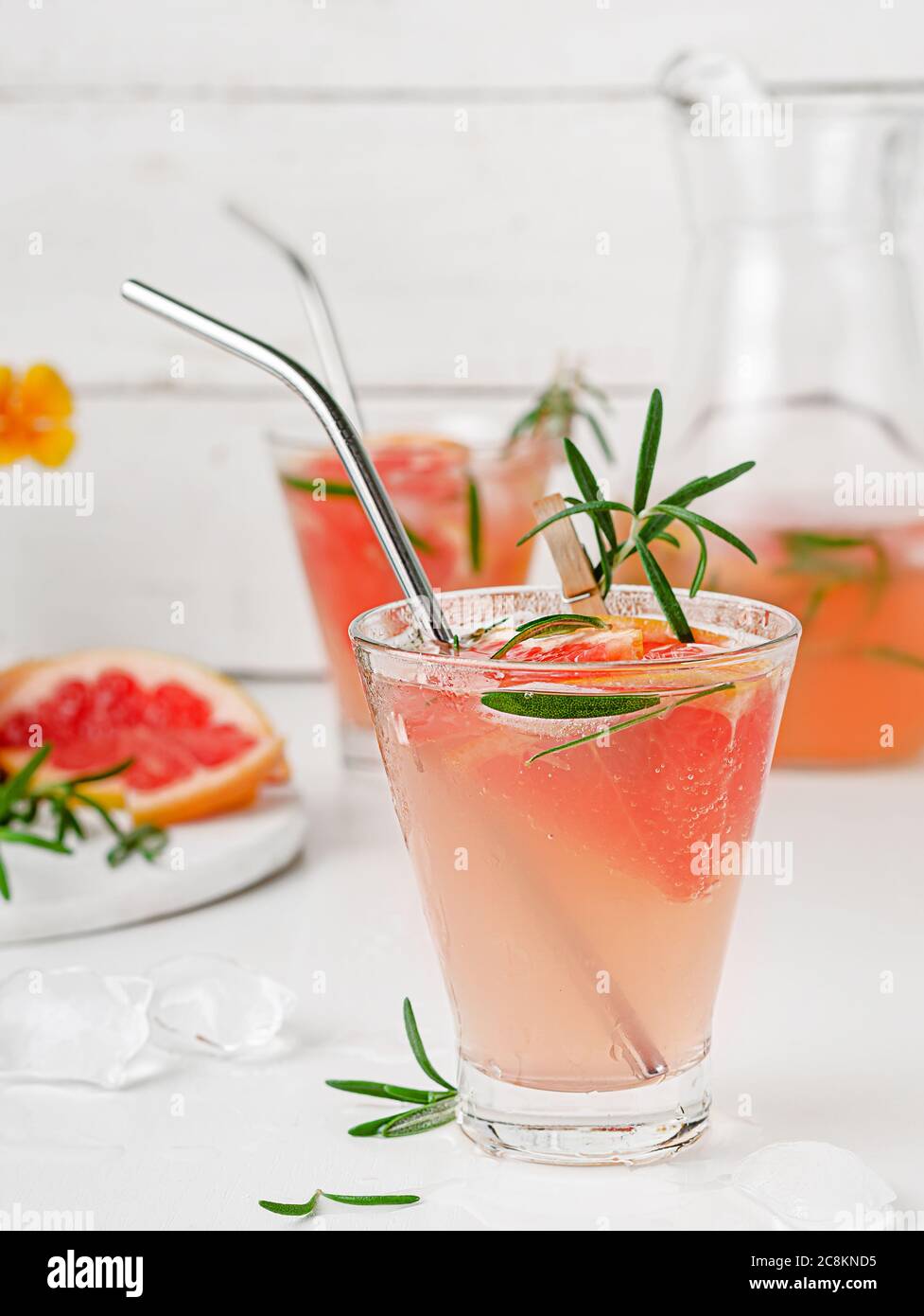 Limonade froide avec jus et tranches de pamplemousse sur fond blanc. Boisson rafraîchissante Banque D'Images