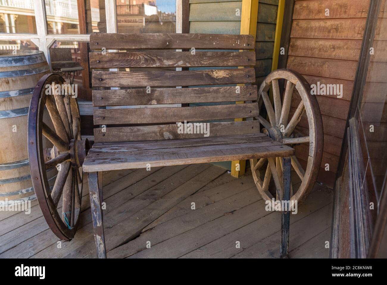 ancien banc en bois avec roues Photo Stock - Alamy