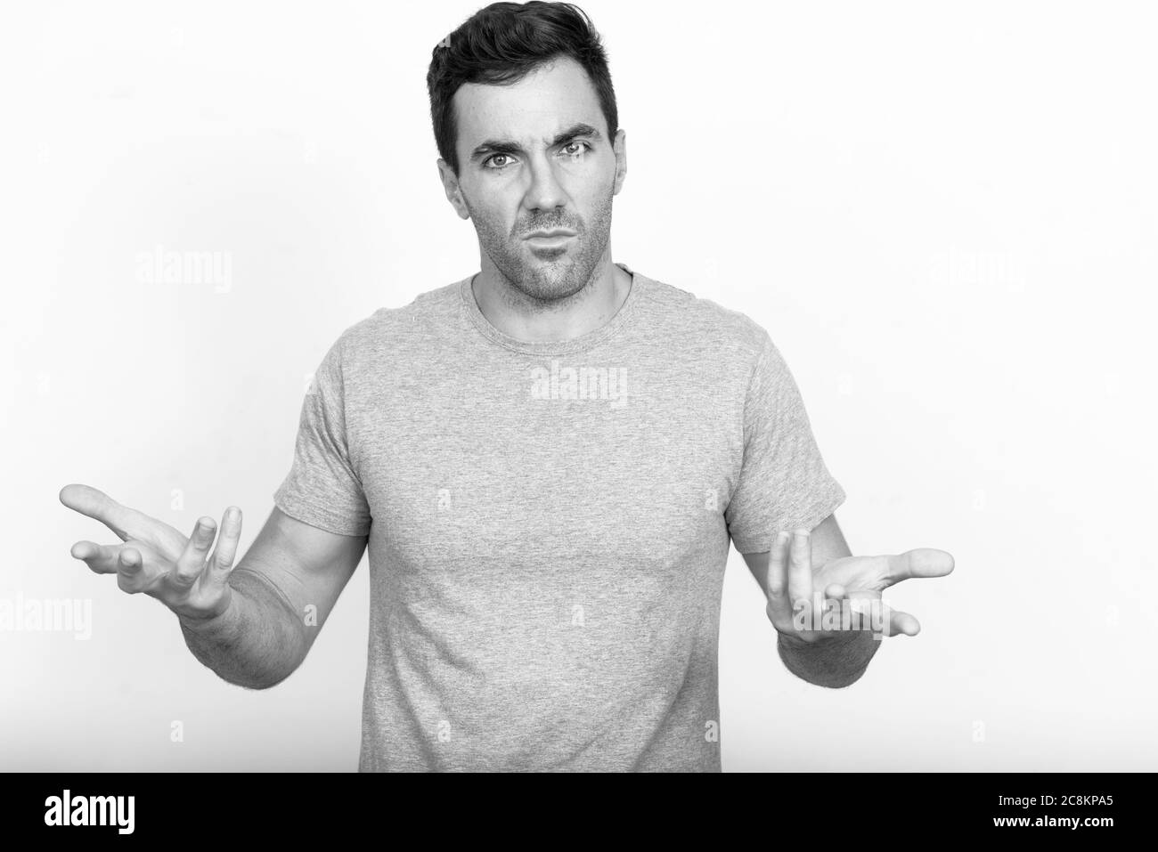 Portrait d'un bel homme hispanique avec barbe de 3 jours Banque D'Images