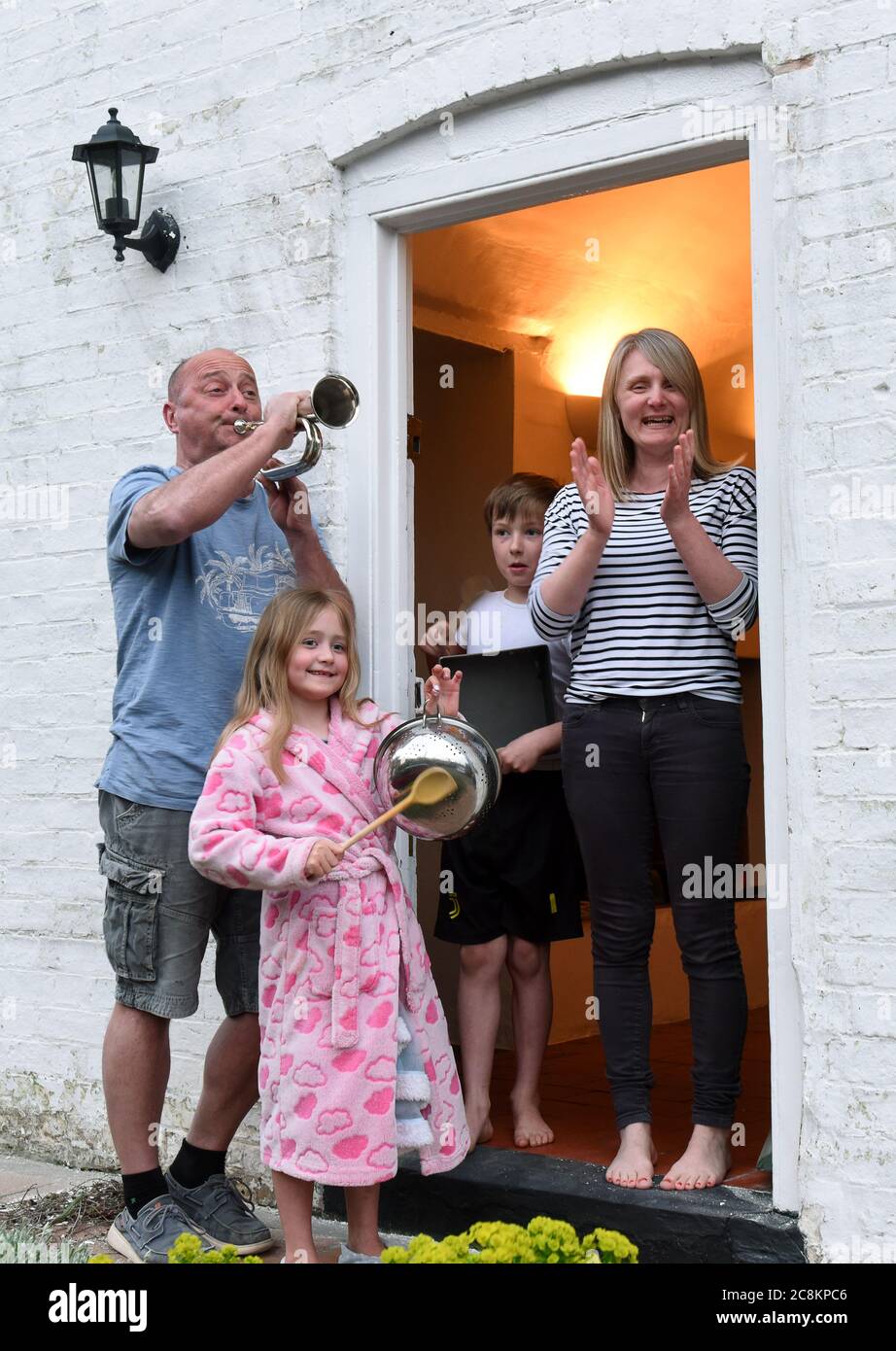 Ironbridge, Shropshire Royaume-Uni 16 avril 2020. La gorge de Severn était vivante avec de la musique ce soir, alors que Joff Watkin ajoutait son bugle à la nuit de jeudi Banque D'Images