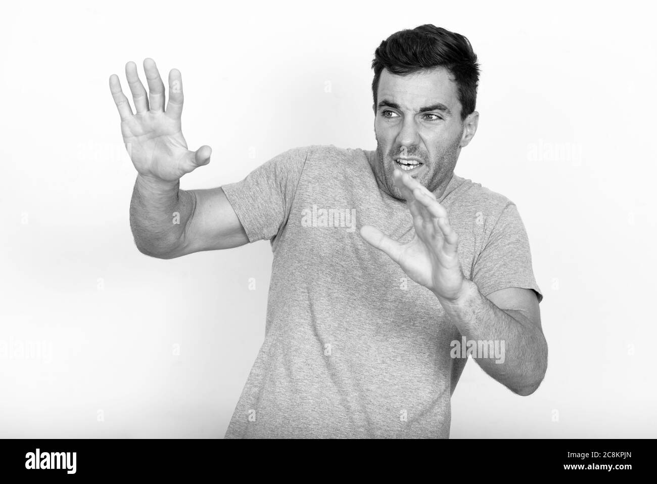 Portrait d'un bel homme hispanique avec barbe de 3 jours Banque D'Images