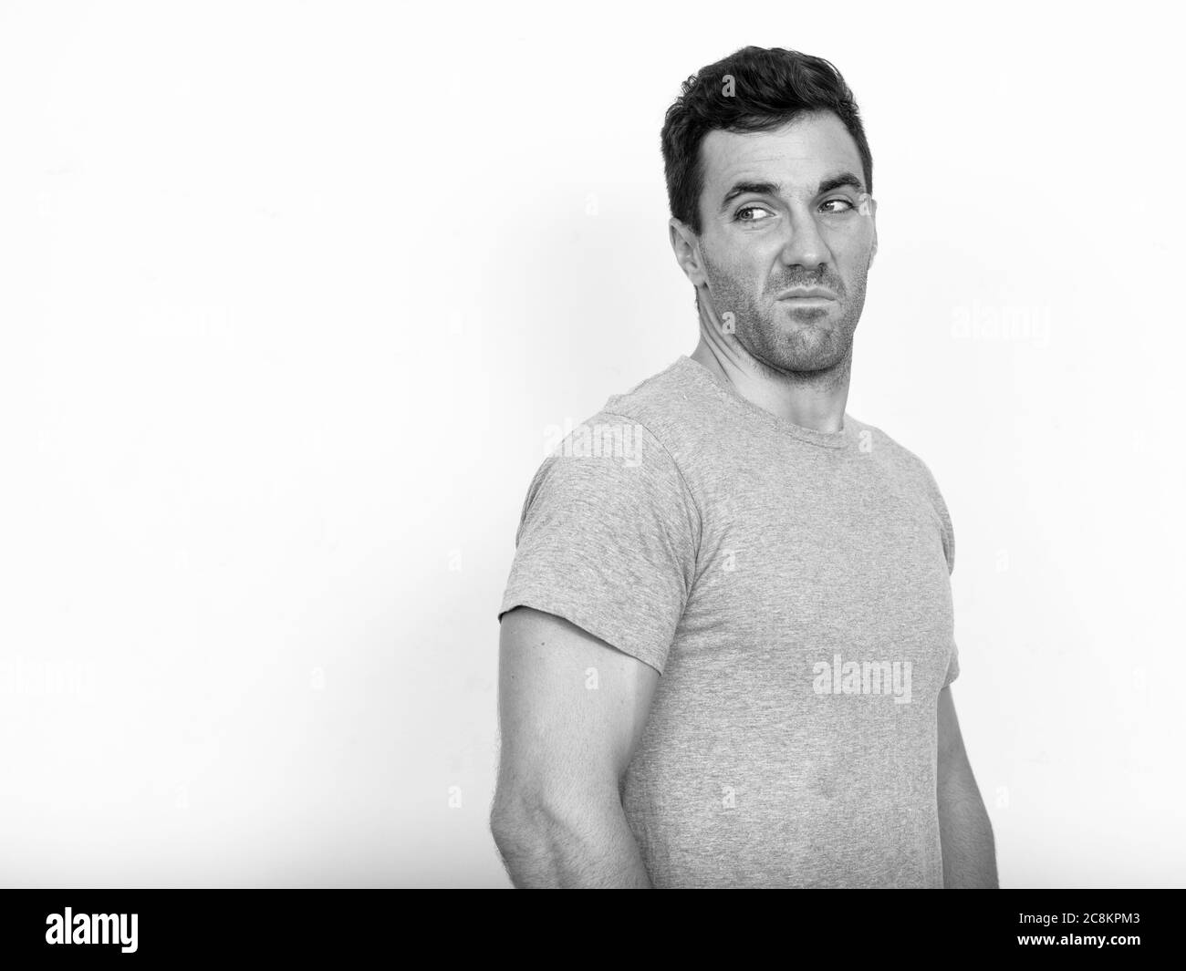 Portrait d'un bel homme hispanique avec barbe de 3 jours Banque D'Images