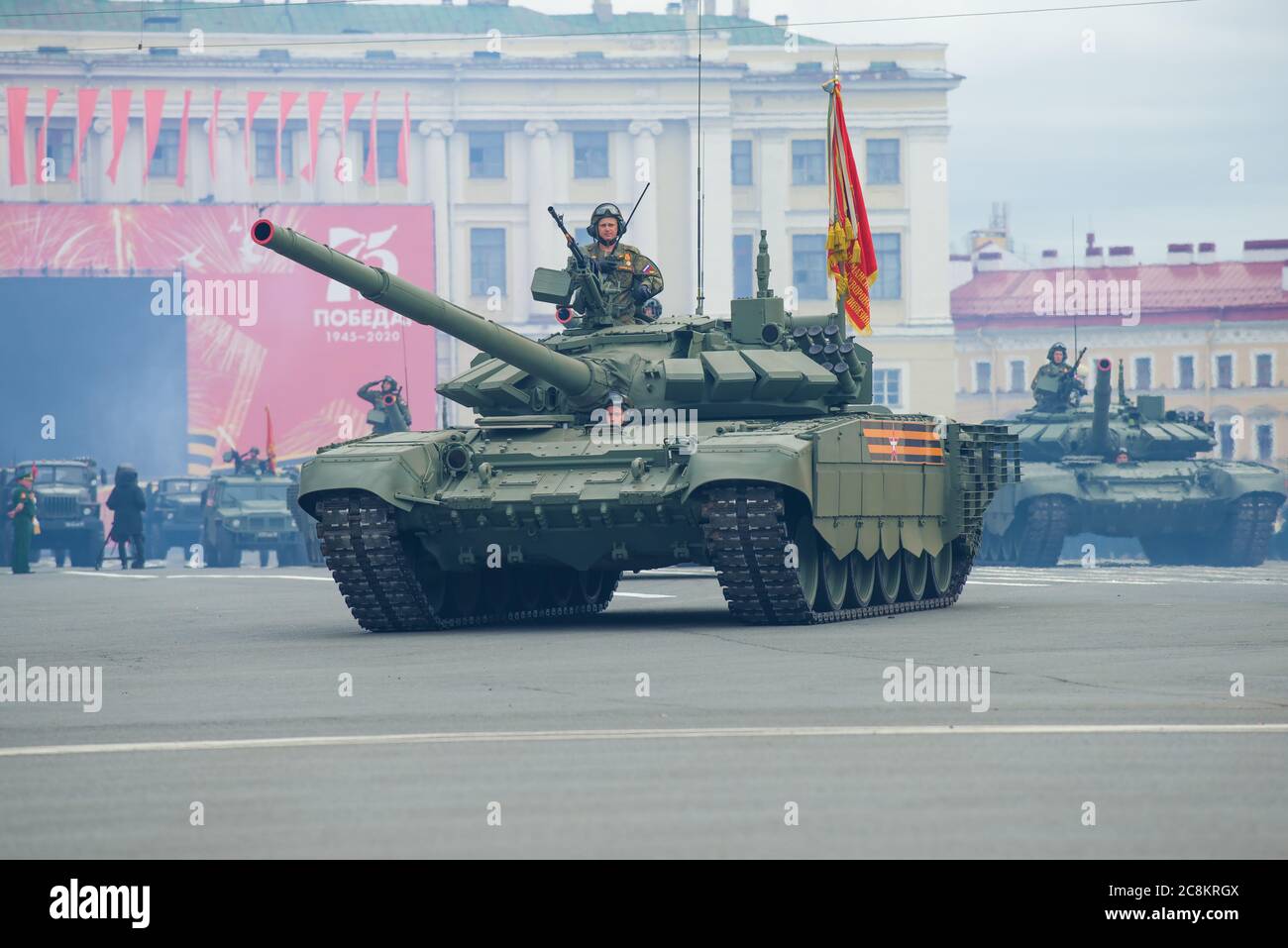 ST. PETERSBOURG, RUSSIE - 20 JUIN 2020 : le char russe principal T-72B3 sur la répétition du défilé militaire en l'honneur du jour de la victoire Banque D'Images