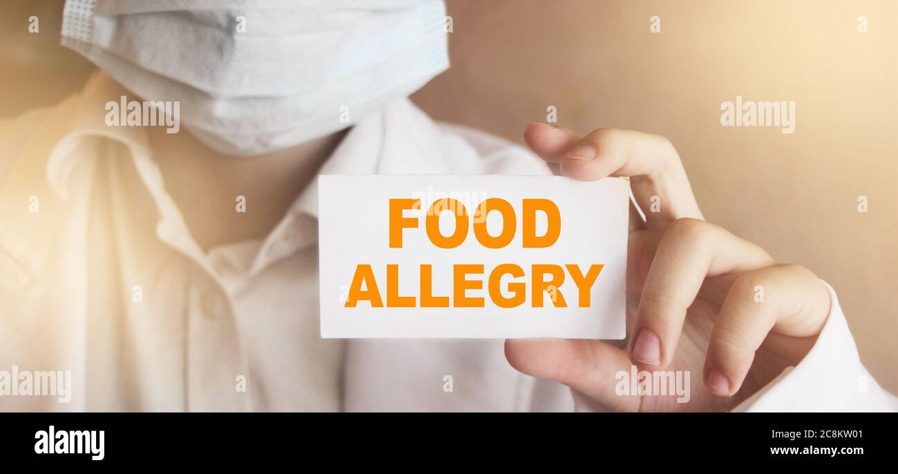Mots d'allergie alimentaire sur la carte dans la main des médecins. Concept de santé Banque D'Images