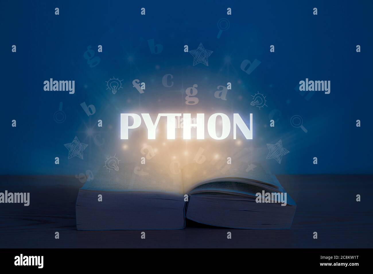 Inscription Python au-dessus du livre ouvert. Lumière venant d'un livre ouvert avec des mots python. Concept d'éducation. Apprendre le langage de programmation. Banque D'Images