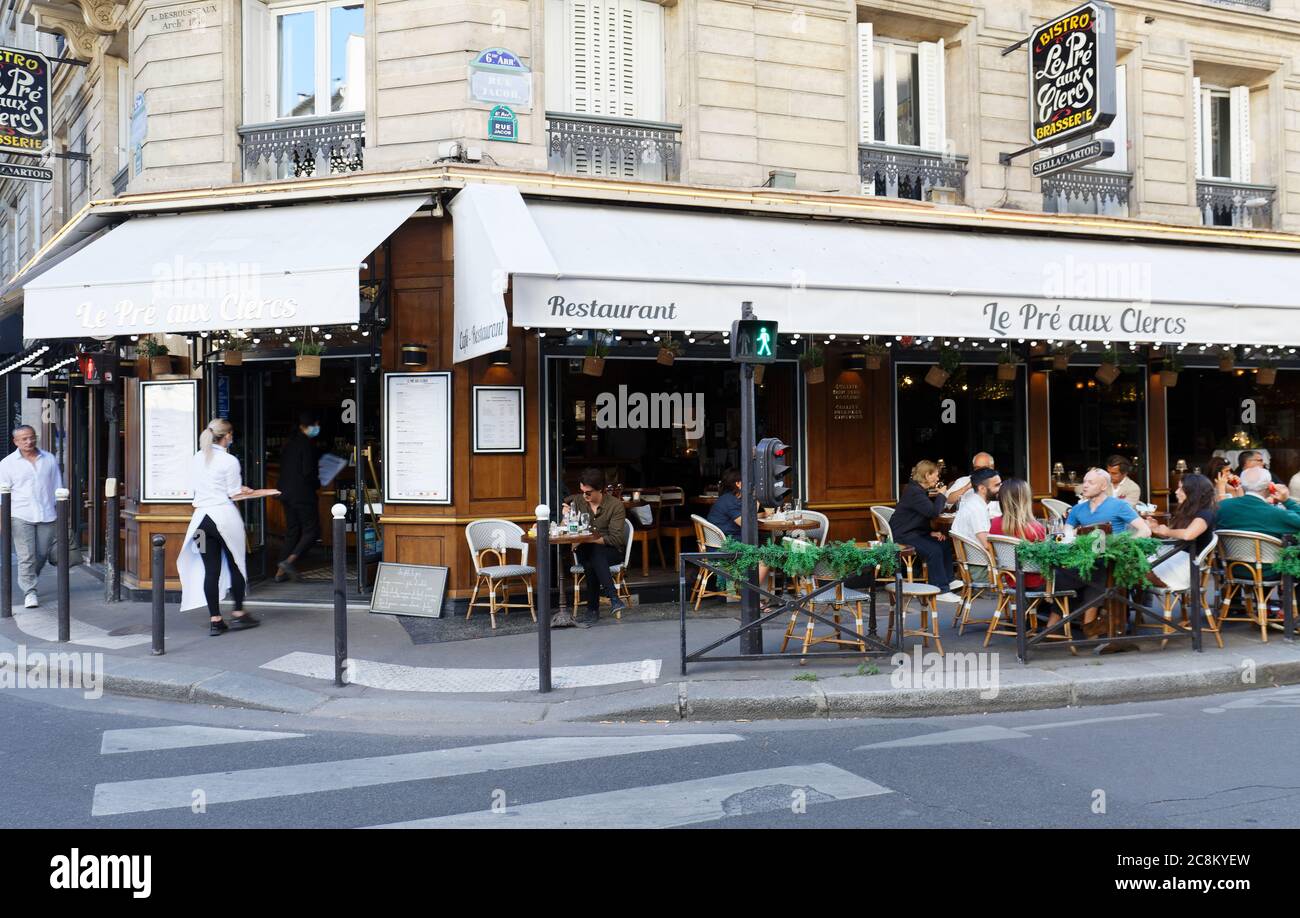 Le pré aux clercs est l'un des meilleurs restaurants traditionnels de Saint-Germain des Prés. Paris. France. Banque D'Images