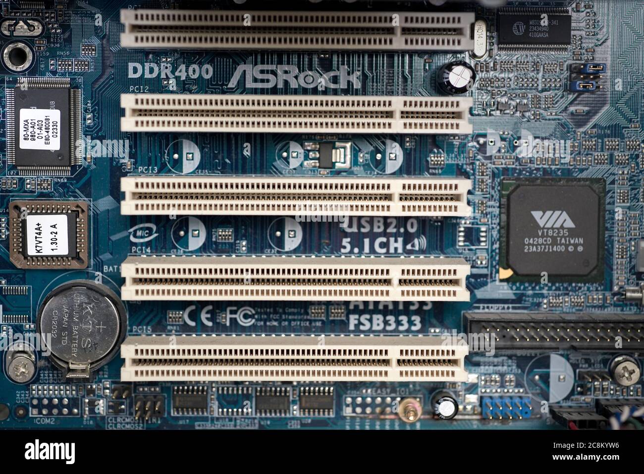 Micro-puce en gros plan sur une carte de circuit imprimé Banque D'Images