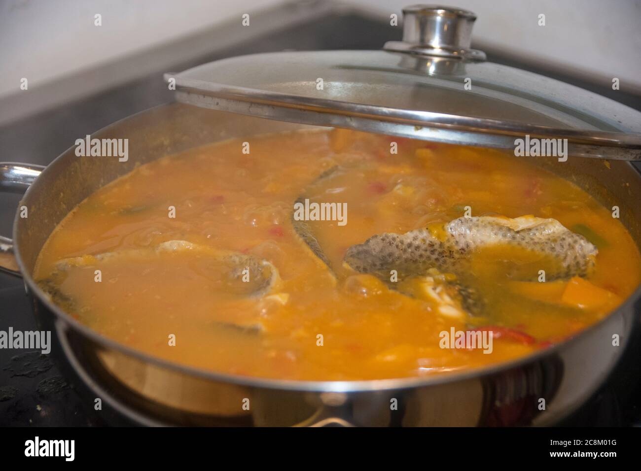 Marmite de Chraime, soupe traditionnelle séfarade nord-africaine, avec poisson et légumes, principalement de la courge musquée, cuits sur les poêles. Banque D'Images