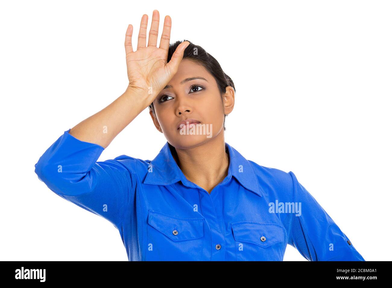 Portrait d'une femme agacée plaçant la main arrière sur le front jouant à la tragédie se sentant désespérément isolé sur fond blanc. Banque D'Images