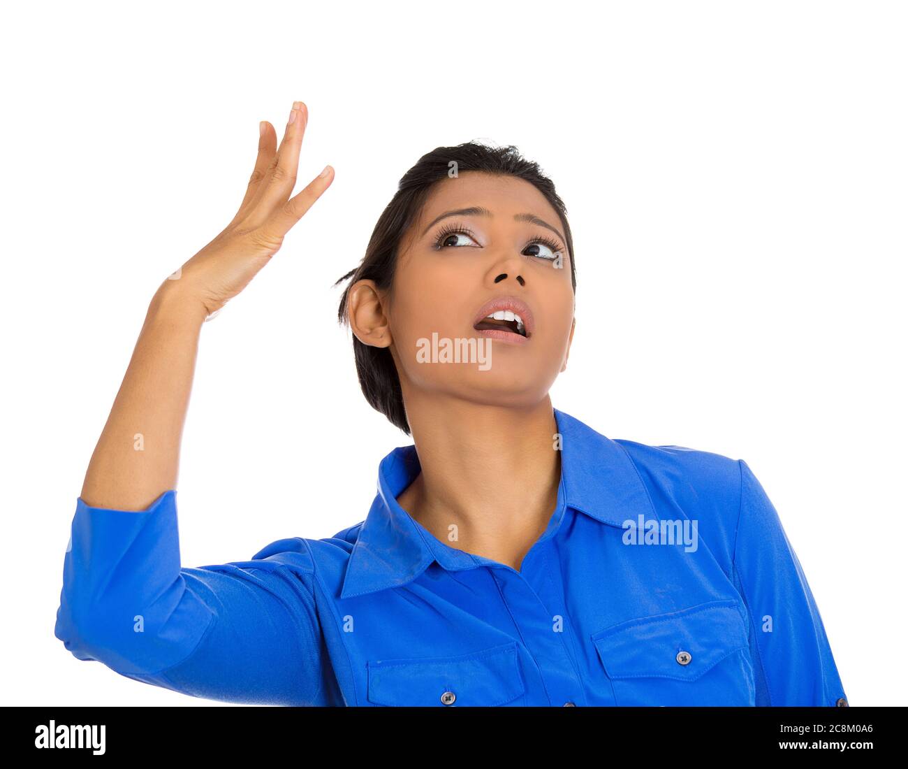 Portrait d'une femme agacée plaçant la main arrière sur le front jouant à la tragédie se sentant désespérément isolé sur fond blanc. Banque D'Images