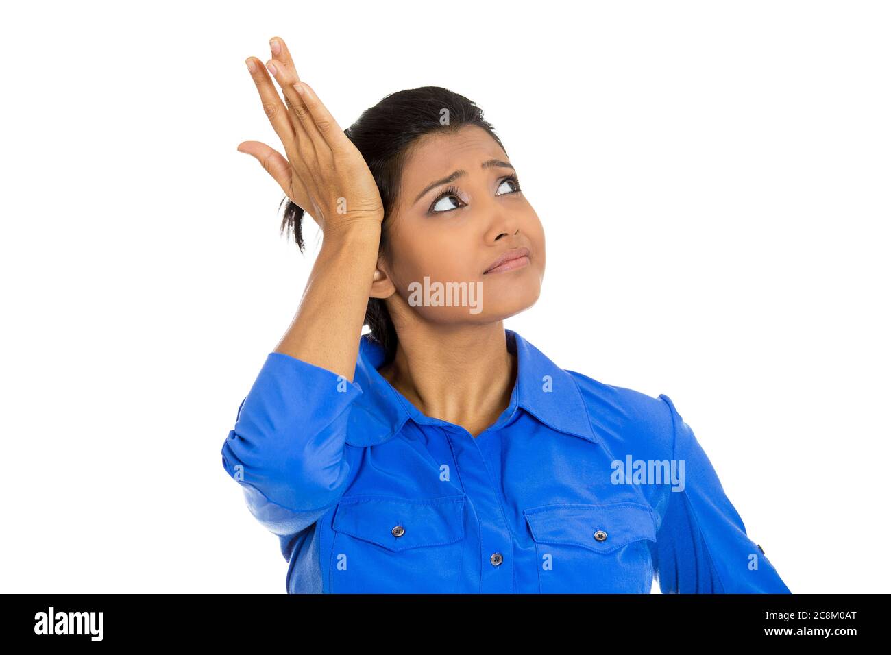 Portrait d'une femme agacée plaçant la main arrière sur le front jouant à la tragédie se sentant désespérément isolé sur fond blanc. Banque D'Images