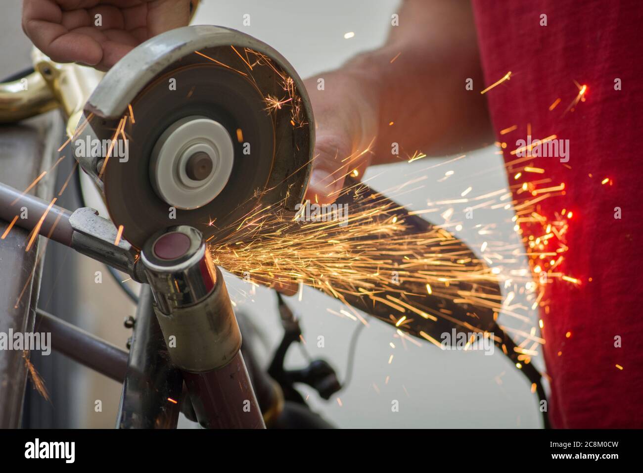 Coupe d'un vélo U-Lock à l'aide d'une scie circulaire à disque Banque D'Images