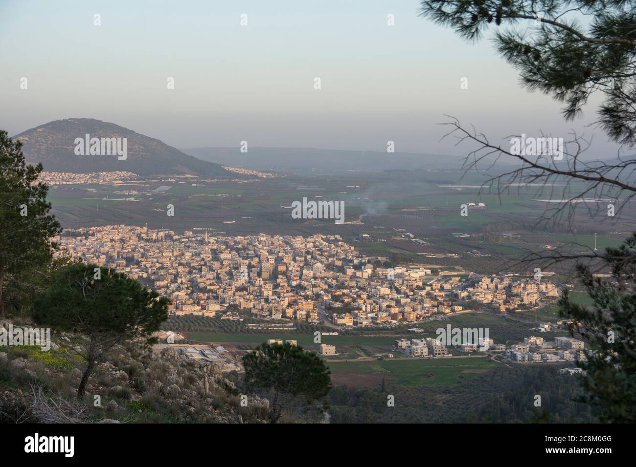 Vue sur le village d'Iscal depuis le mont précipice, Nazareth, Israël Banque D'Images