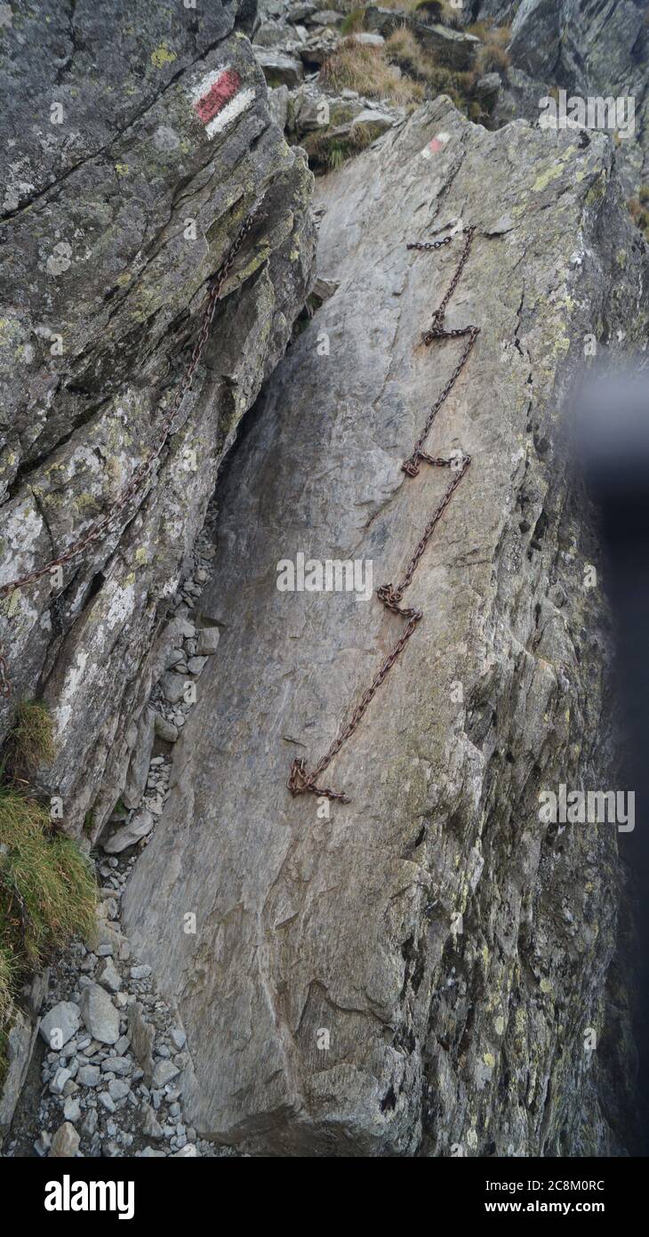 Chaîne Zig Zag sur un sentier de montagne difficile Banque D'Images