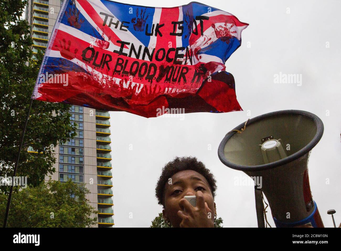Le drapeau de l'Union Jack est vu avec les mots, le Royaume-Uni n'est pas innocent nos mains, pendant la manifestation.au lendemain des manifestations de Black Lives Matter encouragées par le meurtre de George Floyd aux États-Unis en mai 2020, les manifestants appellent le gouvernement à éliminer l'article 60 (arrêt et recherche sans suspicion). Banque D'Images