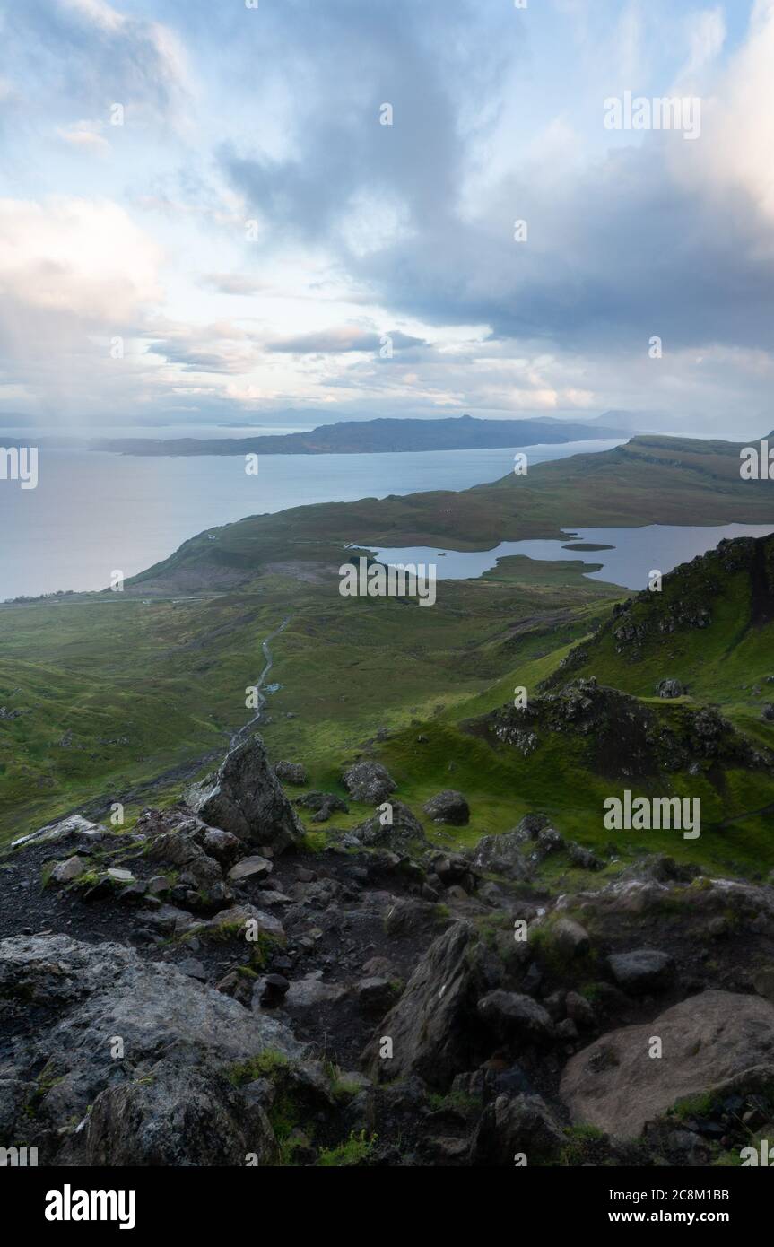 Le vieil homme de Storr. Randonnée dans les montagnes Quacrant sur l'île de Skye en Écosse Banque D'Images