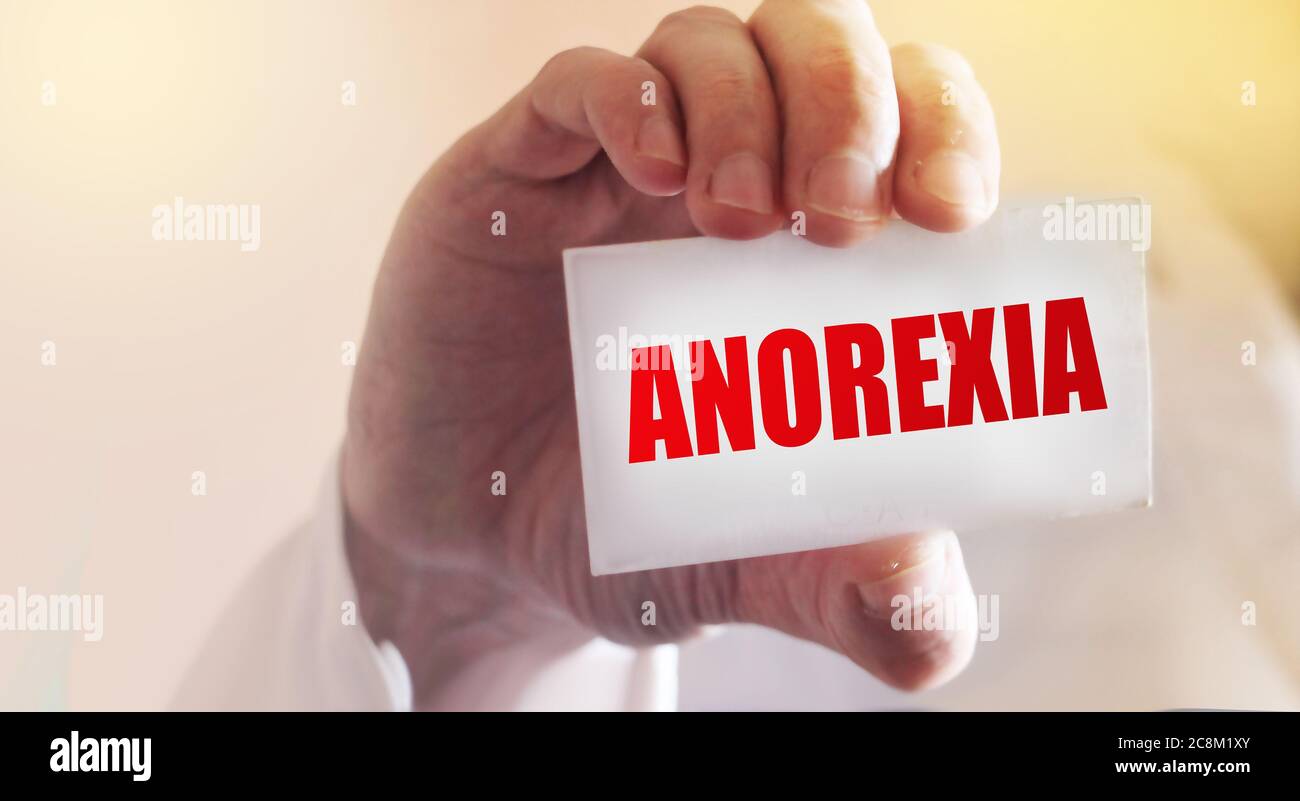 Le médecin garde une carte avec le nom du diagnostic - anorexie. Mise au point sélective. Concept médical Banque D'Images