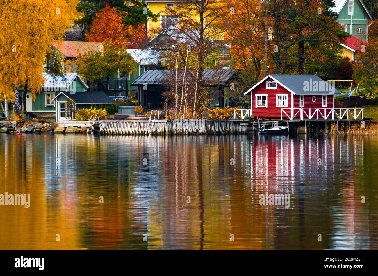 Maisons colorées et arbres se reflétant dans la surface de l'eau. Automne à Rauma, Finlande. Banque D'Images