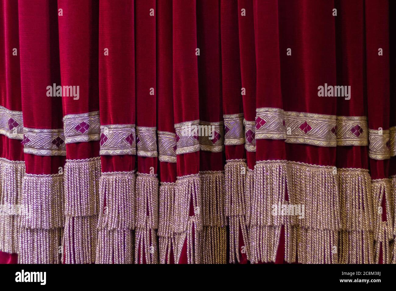 Rideau en velours rouge foncé avec frange dorée. Arrière-plan de texture  pour la conception Photo Stock - Alamy