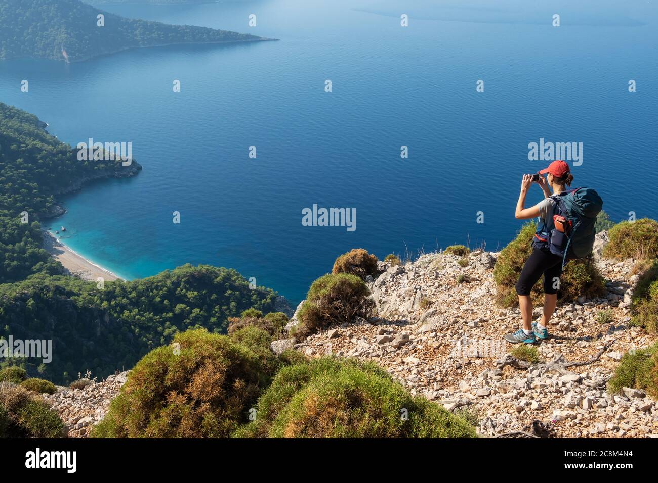 Femme randonneur faisant la photo du magnifique paysage marin près d'Antalya, Turquie Banque D'Images