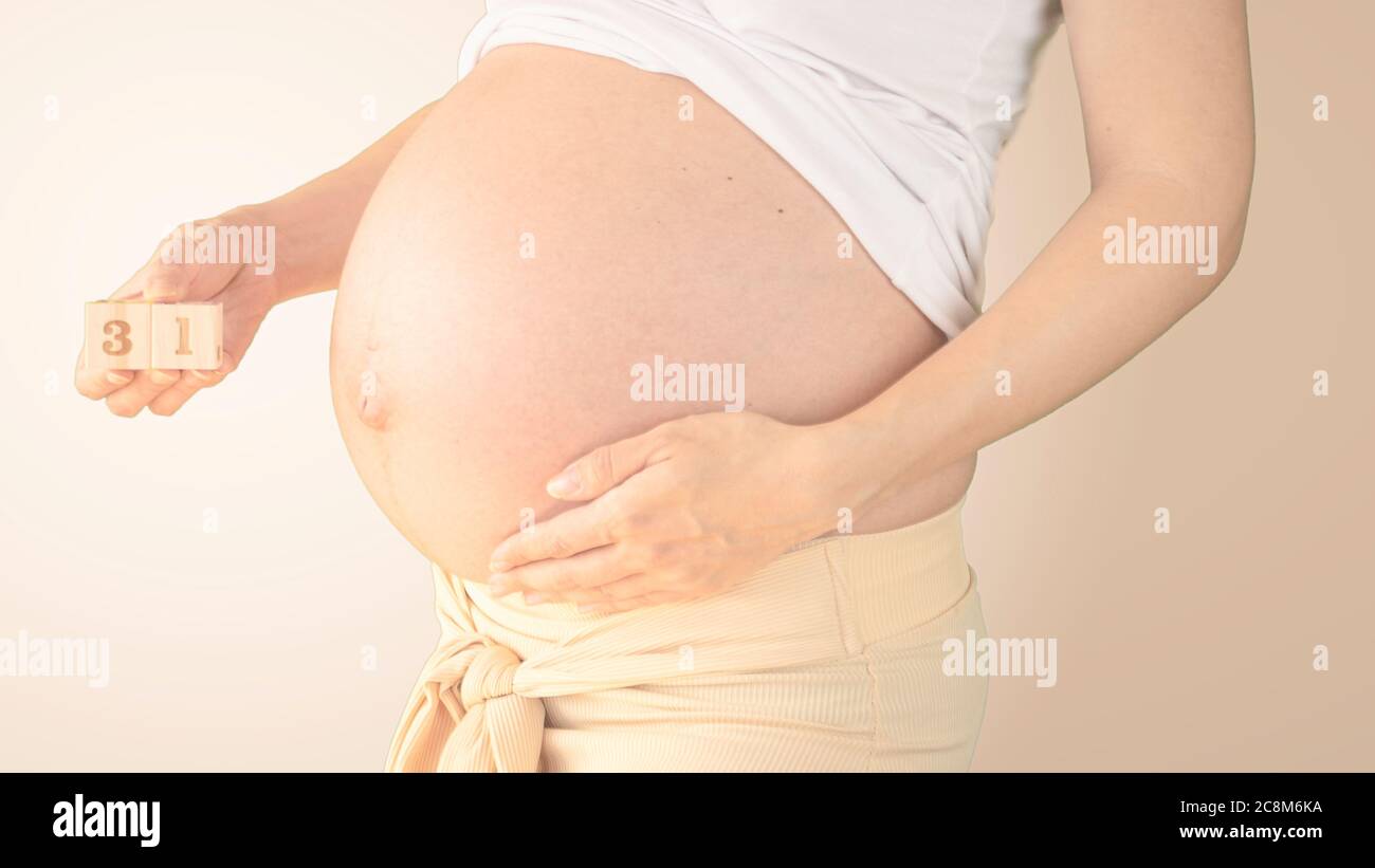 Jeune femme enceinte avec numéro de semaine de grossesse à côté de ...